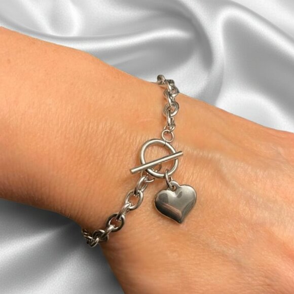 Stainless Steel Heart Charm Toggle Bracelet 8 inch Trendy Women’s NWOT - Picture 2 of 8